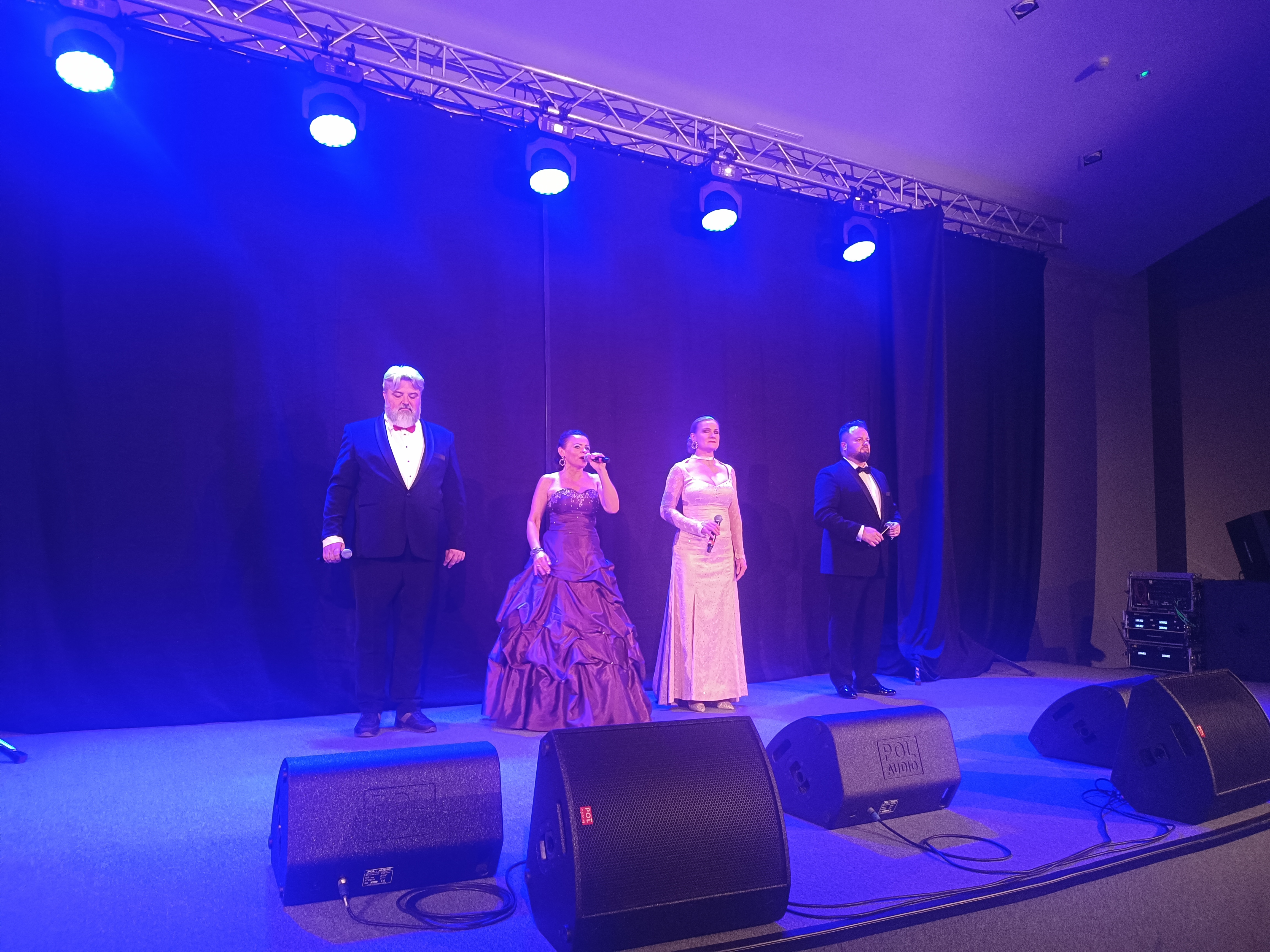 na scenie stoi czterech artystów: od lewej Bartosz Kuczyk, Agnieszka Wawrzyniak, Anna Michalak, Mariusz Ruta. W tle niebieskie oświetlenie, przed artystami odsłuchy. Artyści są w trakcie wykonywania jednego z utworów.
