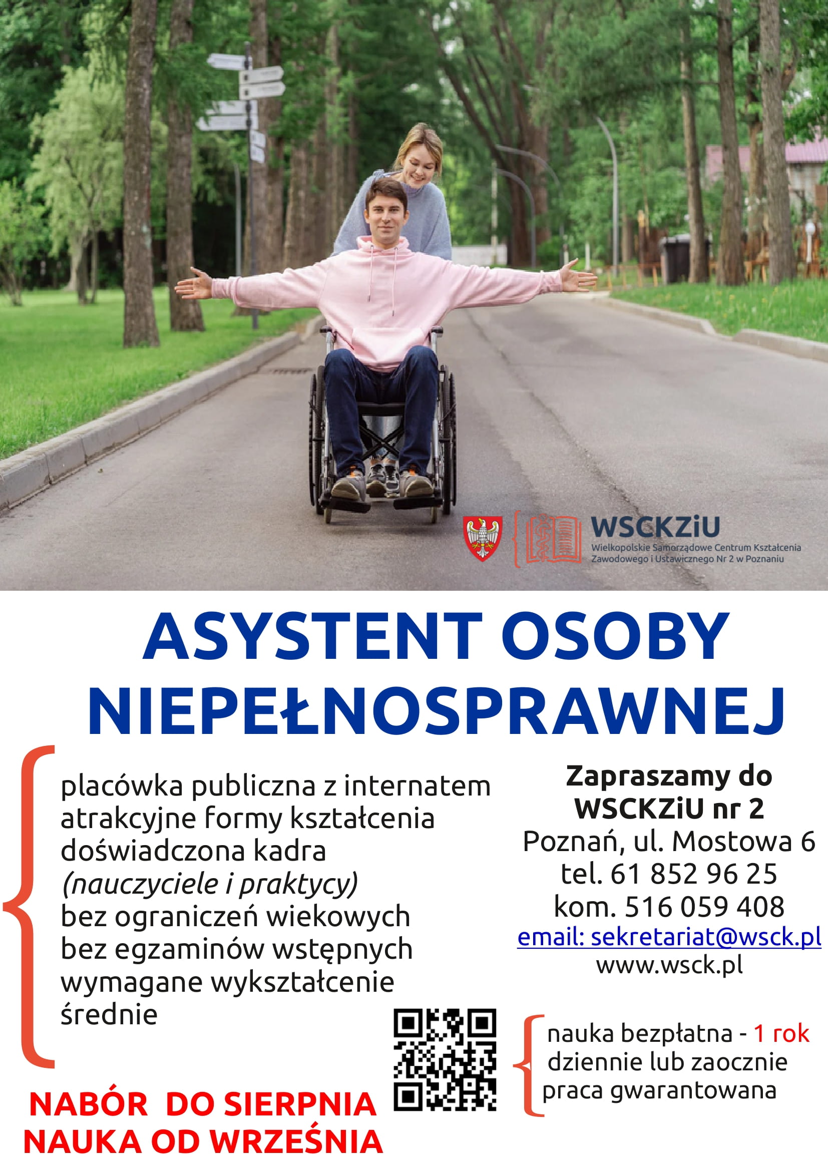 Młody mężczyzna na wózku inwalidzkim z rozłożonymi ramionami, pchany przez uśmiechniętą kobietę w parku. Plakat promujący naukę na kierunku Asystent osoby niepełnosprawnej w WSCKZiU Poznań.