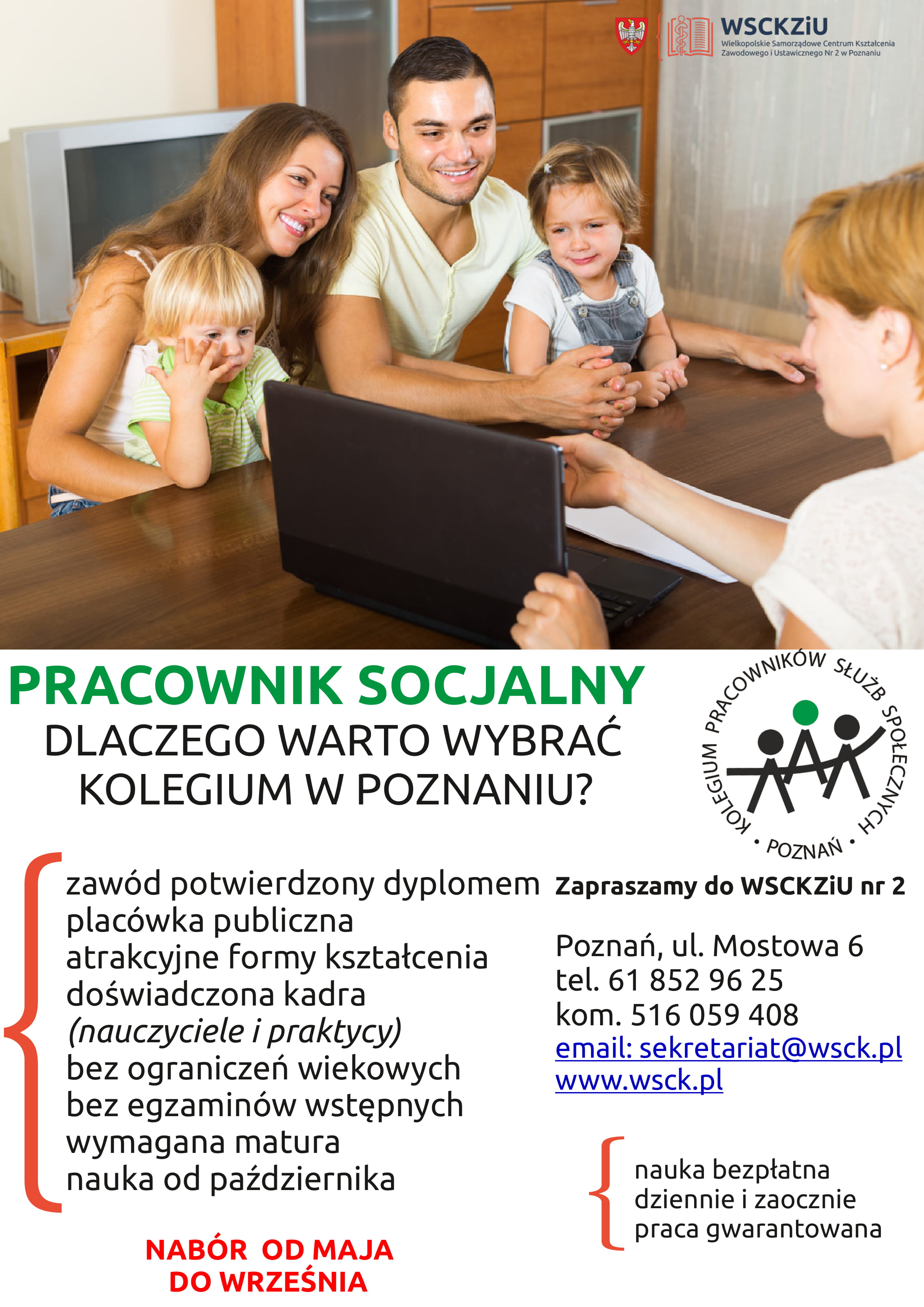 Rodzina z dziećmi podczas rozmowy z pracownikiem socjalnym przy stole. Plakat zachęcający do nauki na kierunku Pracownik socjalny w WSCKZiU Poznań.