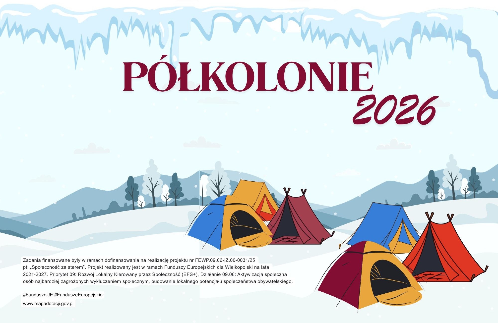 Plakat dotyczący półkolonii zimowych przedstawia ilustrowane namioty rozstawione na śniegu. W tle widać góry i ośnieżone drzewa. Na górze logotypy.