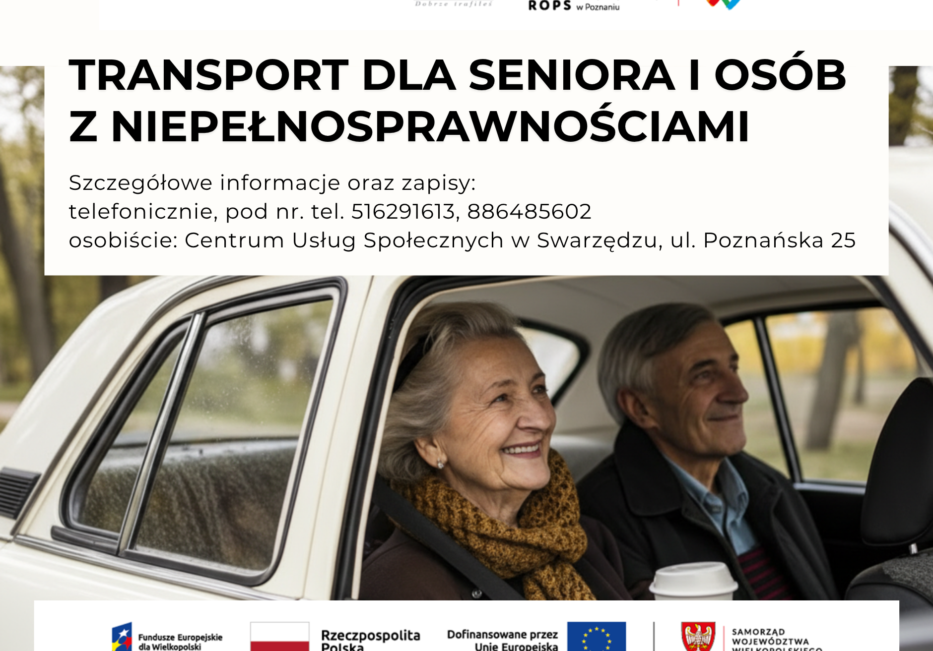 Fragment plakatu przedstawiający dwoje radosnych seniorów siedzących na tylnej kanapie samochodu. Kobieta trzyma w dłoni kubek z plastikową nakładką.