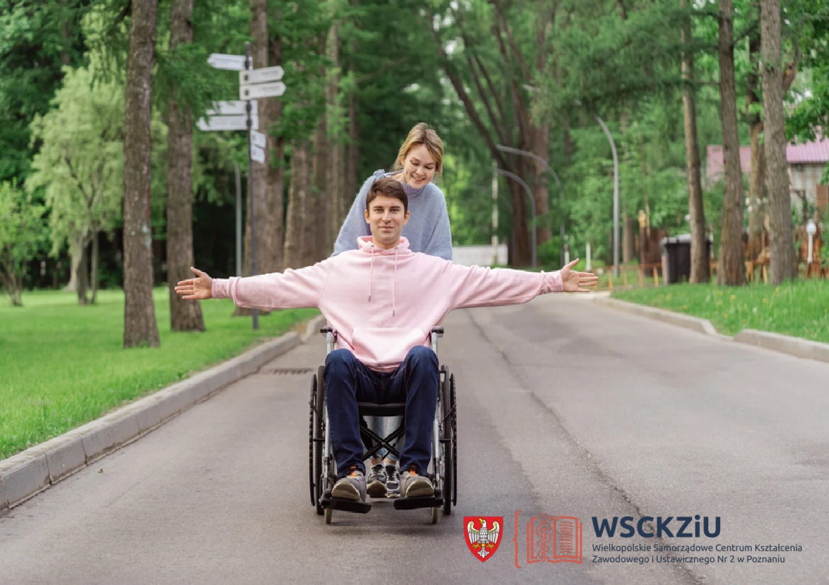  Plakat promujący kierunek Asystent osoby niepełnosprawnej w Wielkopolskim Samorządowym Centrum Kształcenia Zawodowego i Ustawicznego nr 2 w Poznaniu. Na zdjęciu widoczny jest młody mężczyzna siedzący na wózku inwalidzkim, którego pcha uśmiechnięta kobieta. Mężczyzna ma rozłożone ręce, ubrany jest w jasnoróżową bluzę i ciemne spodnie, natomiast kobieta nosi szarą bluzę i czarne spodnie. Scena rozgrywa się na alejce w parku, otoczonym zielenią i drzewami. Placówka oferuje atrakcyjne formy kształcenia, doświadczoną kadrę składającą się zarówno z nauczycieli, jak i praktyków, nie ma ograniczeń wiekowych ani egzaminów wstępnych, a wymaganym poziomem wykształcenia jest średnie. Nauka jest bezpłatna i trwa jeden rok, możliwa w trybie dziennym lub zaocznym, a absolwenci mają gwarantowaną pracę. Nabór trwa do stycznia, a zajęcia rozpoczynają się w lutym. Osoby zainteresowane mogą zgłosić się do WSCKZiU nr 2 w Poznaniu przy ulicy Mostowej 6 lub skontaktować się telefonicznie pod numerem 61 852 96 25 bądź komórkowym 516 059 408. Dodatkowe informacje można uzyskać drogą mailową, pisząc na adres sekretariat@wsck.pl, lub odwiedzając stronę internetową www.wsck.pl. Na plakacie umieszczono również logo placówki oraz kod QR prowadzący do strony internetowej.