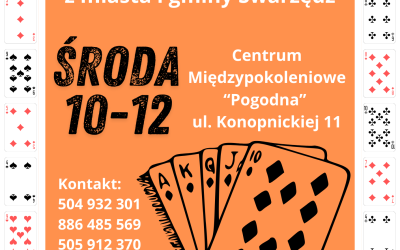 Plakat promujÄcy zajÄcia z brydÅ¼a dla osÃ³b w wieku 60+ z miasta i gminy SwarzÄdz, organizowane przez Centrum UsÅug SpoÅecznych w SwarzÄdzu. W tle plakatu dominuje jasny pomaraÅczowy kolor. U gÃ³ry znajdujÄ siÄ cztery symbole kart do gry: pik, kier, trefl i karo.  NajwiÄkszy nagÅÃ³wek brzmi: BRYDÅ». PoniÅ¼ej widnieje informacja o terminie zajÄÄ: ÅRODA 10-12, wraz z lokalizacjÄ: Centrum MiÄdzypokoleniowe Pogodna, ul. Konopnickiej 11.  Na Årodku znajduje siÄ ilustracja przedstawiajÄca wachlarz z piÄcioma kartami do gry. Pod spodem znajduje siÄ hasÅo: Spotkajmy siÄ przy stole!.  Po lewej stronie plakatu podany jest kontakt do organizatorÃ³w: numery telefonÃ³w: 504 932 301, 886 485 569, 505 912 370 oraz 512 052 677. Po obu stronach plakatu widoczne sÄ pionowe rzÄdy kart do gry uÅoÅ¼one w losowej kolejnoÅci.  Plakat zachÄca osoby starsze do udziaÅu w zajÄciach brydÅ¼a w przyjaznej atmosferze.