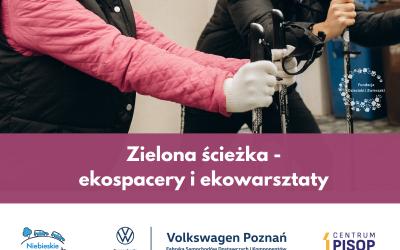 Plakat informacyjny. Na samej górze plakatu umieszczono zdjęcie przedstawiające dwie stojące dorosłe osoby: mężczyznę i kobietę. Mężczyzna jest ubrany w ciepłą czarną kurtkę. Jest pochylony i opiera się na kijkach trekkingowych. Kobieta jest ubrana w różową lekką kurtkę, na którą ma nałożoną czarną ciepłą kamizelkę zimowy bezrękawnik. W dłoniach, które ma osłonięte białymi rękawiczkami trzyma dwa kije nordic-walking. Jej postawa zdradza gotowość do marszu. Postacie na zdjęciu są przedstawione od szyi do pasa, nie widać ich twarzy i nóg. W prawym dolnym rogu zdjęcia umieszczono logo Fundacji Dzieciaki i Zwierzaki, które stanowi wianuszek utworzony z białych odciśniętych śladów psich łap i dziecięcych dłoni. W środku wianuszka widnieje nazwa fundacji. Pod zdjęciem wszerz plakatu przebiega bordowy pas, na którym białą czcionką napisano następujący tekst: Zielona ścieżka myślnik ekospacery i ekowarsztaty. Pod paskiem, w dolnej części plakatu następuje białe tło, na którym umieszczono logo Niebieskich grantów, Samochodów Dostawczych Folkswagen, Fabryki Samochodów Dostawczych i Komponentów Folkswagen Poznań oraz Centrum Pisop. Na samym dole plakatu, również na białym tle, granatową czcionką złożono następujący tekst: Działania dofinansowane ze środków Folkswagen Poznań spółka z ograniczoną odpowiedzialnością w ramach Konkursu Grantowego Niebieskie Granty dwa tysiące dwadzieścia cztery.