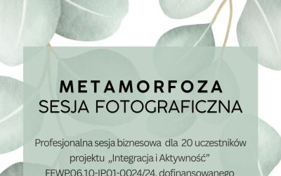 Baner z tekstem Metamorfoza Sesja Fotograficzna umieszczonym na oliwkowozielonym tle z elementami jasnozielonych listków.