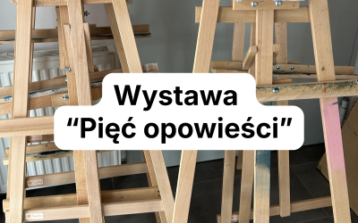 Baner. Tło stanowi zdjęcie przedstawiające sztalugi oparte o kaloryfer i sztalugi stojące na podłodze. Na pierwszym planie chmurka z tytułem wystawy.