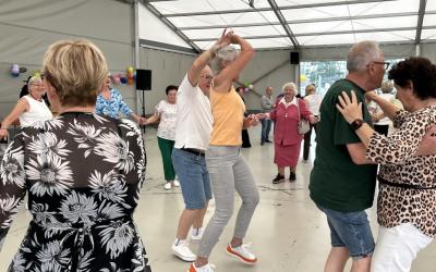 Zdjęcie przedstawia tańczące pary seniorów.