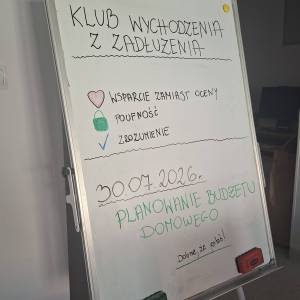 Biała tablica z napisem „Klub wychodzenia z zadłużenia”. Zawiera hasła: wsparcie, poufność, zrozumienie oraz temat spotkania: planowanie budżetu.