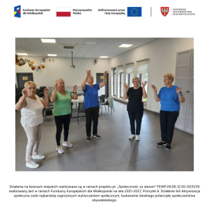 Wnętrze świetlicy wiejskiej w Jasinie. Pięć seniorek wykonuje ćwiczenia stojąc.