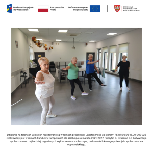 Cztery seniorki wykonują ćwiczenia ruchowe rękami i nogami stojąc.
