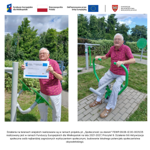 Senior, uczestnik zajęć projektowych, siedzi na przyrządzie do ćwiczeń w siłowni zewnętrznej przy świetlicy w Jasinie i pokazuje plakat projektowy.