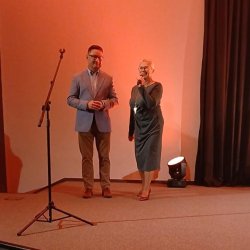 Swarzędzka Sala Koncertowa. Drugi Zastępca Burmistrza i Dyrektor Centrum Usług Społecznych witają publiczność i zapraszają do wysłuchania koncertu.