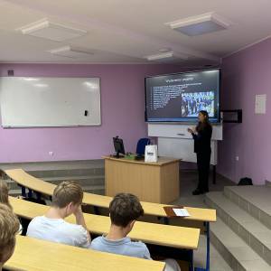 Zdjęcie przedstawia spotkanie z uczniami w sprawie utworzenia Rady Młodzieży. Jedna z prelegentek daje wykład i pokazuje prezentację multimedialną.