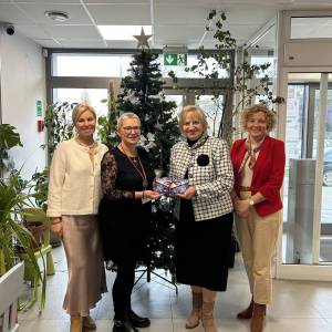 W holu Centrum Usług Społecznych na tle choinki stoją od lewej: Magdalena Kałek, Agnieszka Maciejowicz, Barbara Czachura i Hanna Mełeń.