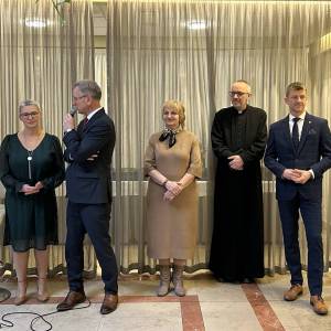 Od lewej stoją: dyrektor Centrum Usług Społecznych, przemawiający burmistrz, przewodnicząca rady miejskiej, ksiądz i pierwszy zastępca burmistrza.