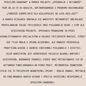 Plakat przedstawiający tekst artykułu napisany wersalikami na tle koloru kawa z mlekiem. U dołu na białym pasku widnieją logotypy projektowe.