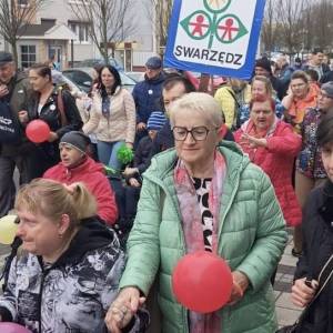 Zdjęcie pokazuje zbliżenie na uczestników marszu.