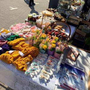 Festiwal Kół Gospodyń Wiejskich. Na zdjęciu widać stoisko ze stroikami wielkanocnymi.