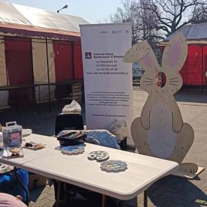 Zdjęcie pokazuje stanowisko plastyczne i stojący drewniany kontur zająca.