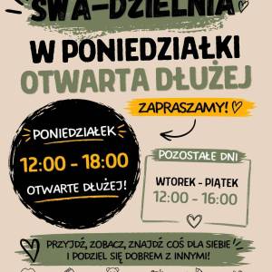 Plakat dotyczący nowych godzin otwarcia Swadzielni. Uwagę przyciąga duży napis: w poniedziałki otwarta dłużej.