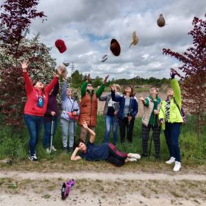 Grupa trekkingowa w Dolinie Cybiny. Wszystkie uczestniczki wyrzucają w górę swoje kapelusze i czapki.