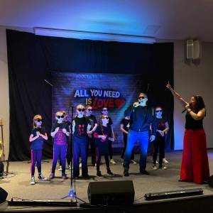 Dalszy ciąg imprezy Dbamy o mamy. Scena koncertowa Szkoły Podstawowej w Zalasewie. Występ dzieci i dorosłych pod tytułem All you need is love.