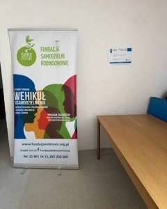 Zdjęcie przedstawia roll up z informacjami na temat programu Wehikuł Usamodzielnienia prowadzonego przez Fundację Samodzielni Robinsonowie.
