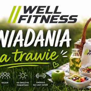 Plakat informacyjny. Napisy: Well Fitness i Śniadania na trawie. Na tle rozmytej zieleni widoczny koc piknikowy, a na nim kosz, butelka i przekąski.