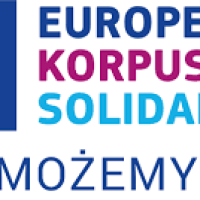 Grafika przedstawiająca logo Europejskiego Korpusu Solidarności z jego mottem: 