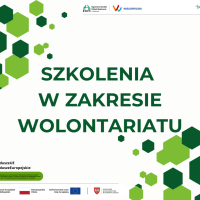 Plakat stanowiący grafikę wprowadzającą do informacji o szkoleniach w zakresie wolontariatu. Na białym tle, w lewym górnym rogu i prawym dolnym rogu, widoczne są jasno i ciemnozielone sześciokąty tworzące ławicę, przypominające swoim ułożeniem lecące bańki mydlane lub płynące bąbelki wody. Na górnym pasku, oddzielonym od dalszej części plakatu szarą, cienką kreską, umieszczono trzy logo z nazwami. Pierwszym jest logo i nazwa Regionalnego Ośrodka Polityki Społecznej w Poznaniu, drugim logo i nazwa regionu wielkopolski, a trzecim, który znajduje się w większej odległości, przy prawej krawędzi plakatu, jest logo i nazwa Wielkopolskiego Telecentrum Opieki. W centrum plakatu, na białym tle, ciemnozielonymi wersalikami napisano tytuł inicjatywy, czyli Szkolenia w zakresie wolontariatu. Poniżej po lewej stronie umieszczono dwa hasztagi: hasz fundusze unii europejskiej oraz hasz fundusze europejskie. Od razu pod hasztagami przy samej granicy paska dolnego umieszczono zieloną chmurkę z informacją napisaną czarną, małą czcionką. Jej treść jest następująca: Działania odbywają się w ramach projektu Wielkopolskie telecentrum opieki finansowanego ze środków programu Fundusze Europejskie dla Wielkopolski na lata dwa tysiące dwadzieścia jeden dwa tysiące dwadzieścia siedem, w ramach działania zero sześć trzynaście, usługi społeczne i zdrowotne. Pod chmurką poprowadzono cienką, szarą kreskę stanowiącą granicę paska dolnego. W pasku dolnym ulokowano cztery logo i nazwy. Pierwsze od lewej jest logo i nazwa Funduszy Europejskich dla Wielkopolski. Druga jest biało-czerwona flaga Polski, a po jej prawej stronie nazwa Rzeczpospolita Polska. Trzeci jest napis: Dofinansowane przez Unię Europejską, a obok niego po prawej stronie flaga Unii Europejskiej, a więc okrąg utworzony z dwunastu żółtych gwiazd na niebieskim tle. Po fladze Unii Europejskiej następuje pionowa czarna kreska i ostatnie logo - herb województwa wielkopolskiego - orzeł piastowski na tarczy koloru czerwonego. Po herbie następuje czerwona pionowa kreska i nazwa: Samorząd Województwa Wielkopolskiego.