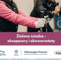 Plakat informacyjny. Na samej górze plakatu umieszczono zdjęcie przedstawiające dwie stojące dorosłe osoby: mężczyznę i kobietę. Mężczyzna jest ubrany w ciepłą czarną kurtkę. Jest pochylony i opiera się na kijkach trekkingowych. Kobieta jest ubrana w różową lekką kurtkę, na którą ma nałożoną czarną ciepłą kamizelkę zimowy bezrękawnik. W dłoniach, które ma osłonięte białymi rękawiczkami trzyma dwa kije nordic-walking. Jej postawa zdradza gotowość do marszu. Postacie na zdjęciu są przedstawione od szyi do pasa, nie widać ich twarzy i nóg. W prawym dolnym rogu zdjęcia umieszczono logo Fundacji Dzieciaki i Zwierzaki, które stanowi wianuszek utworzony z białych odciśniętych śladów psich łap i dziecięcych dłoni. W środku wianuszka widnieje nazwa fundacji. Pod zdjęciem wszerz plakatu przebiega bordowy pas, na którym białą czcionką napisano następujący tekst: Zielona ścieżka myślnik ekospacery i ekowarsztaty. Pod paskiem, w dolnej części plakatu następuje białe tło, na którym umieszczono logo Niebieskich grantów, Samochodów Dostawczych Folkswagen, Fabryki Samochodów Dostawczych i Komponentów Folkswagen Poznań oraz Centrum Pisop. Na samym dole plakatu, również na białym tle, granatową czcionką złożono następujący tekst: Działania dofinansowane ze środków Folkswagen Poznań spółka z ograniczoną odpowiedzialnością w ramach Konkursu Grantowego Niebieskie Granty dwa tysiące dwadzieścia cztery.