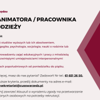 Infografika dotycząca oferty pracy w Centrum Usług Społecznych w Swarzędzu. Na jasnoróżowym tle umieszczony jest tekst: ZATRUDNIMY ANIMATORA, PRACOWNIKA DO KLUBU MŁODZIEŻOWEGO. Poszukujemy osoby, która: jest studentem ostatnich lat studiów wyższych lub ich absolwentem, preferowane kierunki: pedagogika, psychologia, socjologia, nauki o rodzinie lub turystyka i rekreacja; posiada doświadczenie w prowadzeniu zajęć edukacyjnych i pracy z młodzieżą oraz wyróżnia się wysoko rozwiniętymi umiejętnościami interpersonalnymi i komunikacyjnymi; jest dyspozycyjna w godzinach popołudniowych od poniedziałku do piątku. Chciałbyś dowiedzieć się więcej, masz do nas pytania? Zadzwoń! Numer telefonu: sześćdziesiąt jeden, sześćset pięćdziesiąt jeden, dwadzieścia sześć, pięćdziesiąt. Jeśli spełniasz powyższe kryteria, prześlij dokumenty na adres e-mail: sekretariat małpa cusswarzedz kropka pe el. W zgłoszeniu nie zapomnij zawrzeć klauzuli o wyrażeniu zgody na przetwarzanie swoich danych osobowych na potrzeby rekrutacji. W lewym górnym rogu znajduje się logo Centrum Usług Społecznych w Swarzędzu. Z prawej strony grafiki na bordowym tle umieszczona jest ikona lupy.