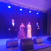 na scenie stoi czterech artystów: od lewej Bartosz Kuczyk, Agnieszka Wawrzyniak, Anna Michalak, Mariusz Ruta. W tle niebieskie oświetlenie, przed artystami odsłuchy. Artyści są w trakcie wykonywania jednego z utworów.
