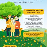  Plakat informujący o Pikniku Przyrodniczym. Na zielonej ilustrowanej łące pełnej żółto-czerwonych kwiatów, na tle dużego zielonego drzewa widać cztery ilustrowane postacie przedstawiające tatę z kotem, mamę z dzieckiem i babcię. Obok niej stoi pies.