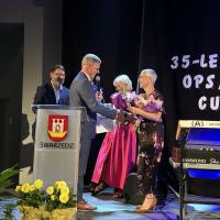 Obchody trzydziestopięciolecia Ośrodka Pomocy Społecznej i Centrum Usług Społecznych. Na scenie od prawej Dyrektor Centrum, burmistrz, przedstawicielki województwa wielkopolskiego, Rady Miejskiej w Swarzędzu i starostwa powiatowego.