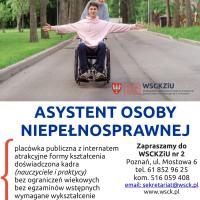 MÅody mÄÅ¼czyzna na wÃ³zku inwalidzkim z rozÅoÅ¼onymi ramionami, pchany przez uÅmiechniÄtÄ kobietÄ w parku. Plakat promujÄcy naukÄ na kierunku Asystent osoby niepeÅnosprawnej w WSCKZiU PoznaÅ.
