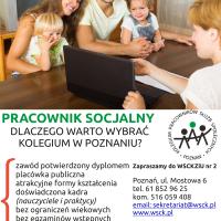 Rodzina z dzieÄmi podczas rozmowy z pracownikiem socjalnym przy stole. Plakat zachÄcajÄcy do nauki na kierunku Pracownik socjalny w WSCKZiU PoznaÅ.