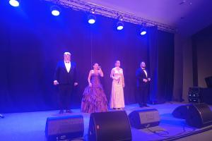 na scenie stoi czterech artystów: od lewej Bartosz Kuczyk, Agnieszka Wawrzyniak, Anna Michalak, Mariusz Ruta. W tle niebieskie oświetlenie, przed artystami odsłuchy. Artyści są w trakcie wykonywania jednego z utworów.