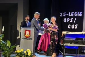 Obchody trzydziestopięciolecia Ośrodka Pomocy Społecznej i Centrum Usług Społecznych. Na scenie od prawej Dyrektor Centrum, burmistrz, przedstawicielki województwa wielkopolskiego, Rady Miejskiej w Swarzędzu i starostwa powiatowego.