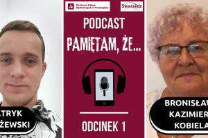 W środku na pionowym bordowym pasku umieszczono logotypy Centrum Usług Społecznych i Swarzędza, napisy Podkast Pamiętam że Odcinek pierwszy oraz grafikę słuchawek, smartfona i mikrofonu. Po bokach umieszczono dwa zdjęcia prowadzącego i gościa.