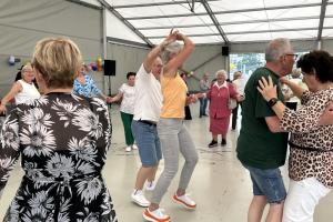 Zdjęcie przedstawia tańczące pary seniorów.