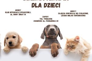 Plakat informujący o bezpłatnych zajęciach zwierzo­terapii dla dzieci, przedstawiający szczeniaki, kota oraz logo Funduszy Europejskich i samorządu.