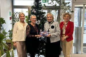 W holu Centrum Usług Społecznych na tle choinki stoją od lewej: Magdalena Kałek, Agnieszka Maciejowicz, Barbara Czachura i Hanna Mełeń.