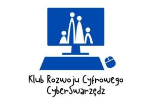Grafika przedstawiająca niebieski komputer, klawiaturę i myszkę. Na monitorze widoczna ilustrowana rodzina. Na dole napis Klub Rozwoju Cyforwego.