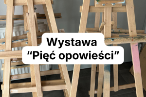 Baner. Tło stanowi zdjęcie przedstawiające sztalugi oparte o kaloryfer i sztalugi stojące na podłodze. Na pierwszym planie chmurka z tytułem wystawy.