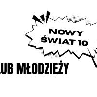 Baner informacyjny. Na białym tle umieszczono duży czarny napis Klub Młodzieży, a nad nim logotyp z napisem Nowy Świat.