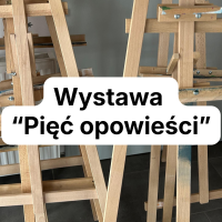Baner. Tło stanowi zdjęcie przedstawiające sztalugi oparte o kaloryfer i sztalugi stojące na podłodze. Na pierwszym planie chmurka z tytułem wystawy.
