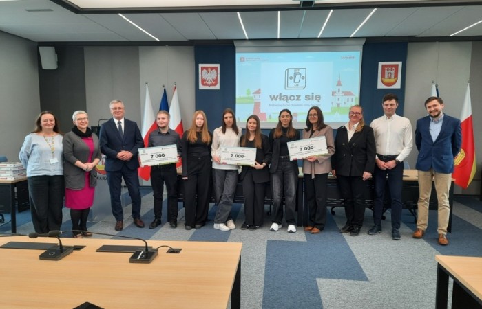 Zdjęcie grupowe. Sala sesyjna. 