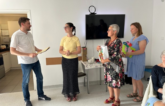 Wnętrze Dziennego Domu Pomocy. Od lewej stoją: Dariusz Bugajski koordynator projektu, Żuljet Żama wolontariuszka Europejskiego Korpusu Solidarności, Agnieszka Maciejowicz dyrektor Centrum Usług Społecznych i Patrycja Blecharska-Zuli kierownik Dedepe.