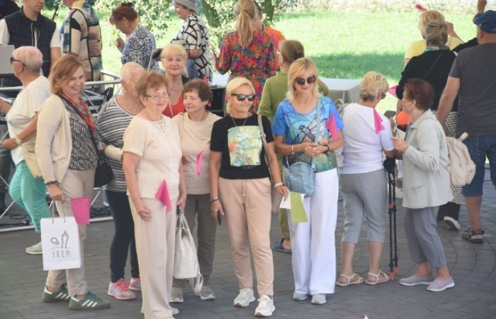 Druga strona sceny amfiteatru w Śremie. Kilka seniorek z Centrum Aktywności Seniora w Swarzędzu pozuje do zdjęcia.